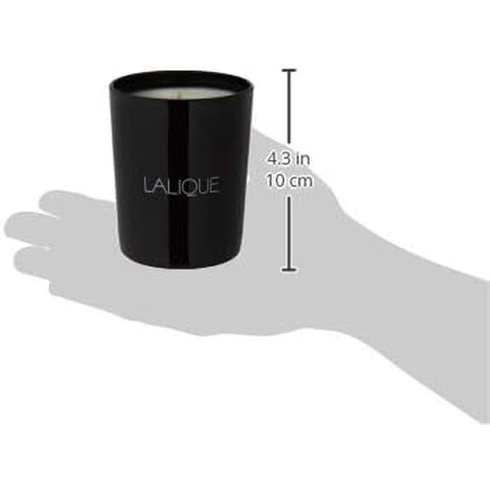 Candela nera tenuta in mano. Sulla candela c'è scritto "LALIQUE". L'altezza della candela è indicata a 10 cm.