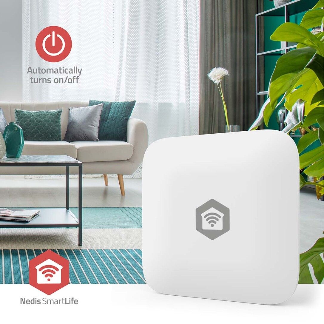 Sensore quadrato bianco in soggiorno. Logo Nedis SmartLife. Testo: Automatically turns on/off.