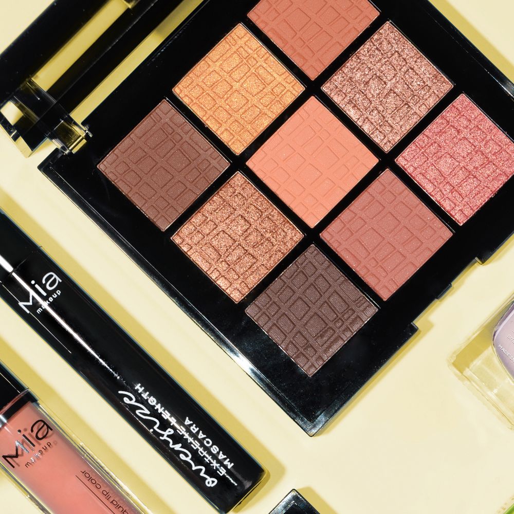 Palette ombretti con 9 tonalità quadrate, marroni e arancioni. Confezione nera con specchio.