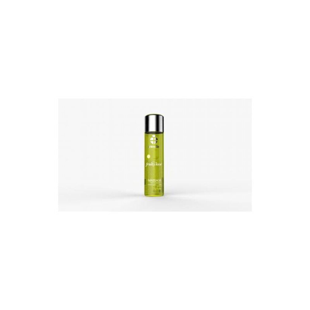 Olio da massaggio Swede Fruity Love in un flacone, isolato su sfondo bianco. Flacone trasparente, tappo argentato, liquido giallo.