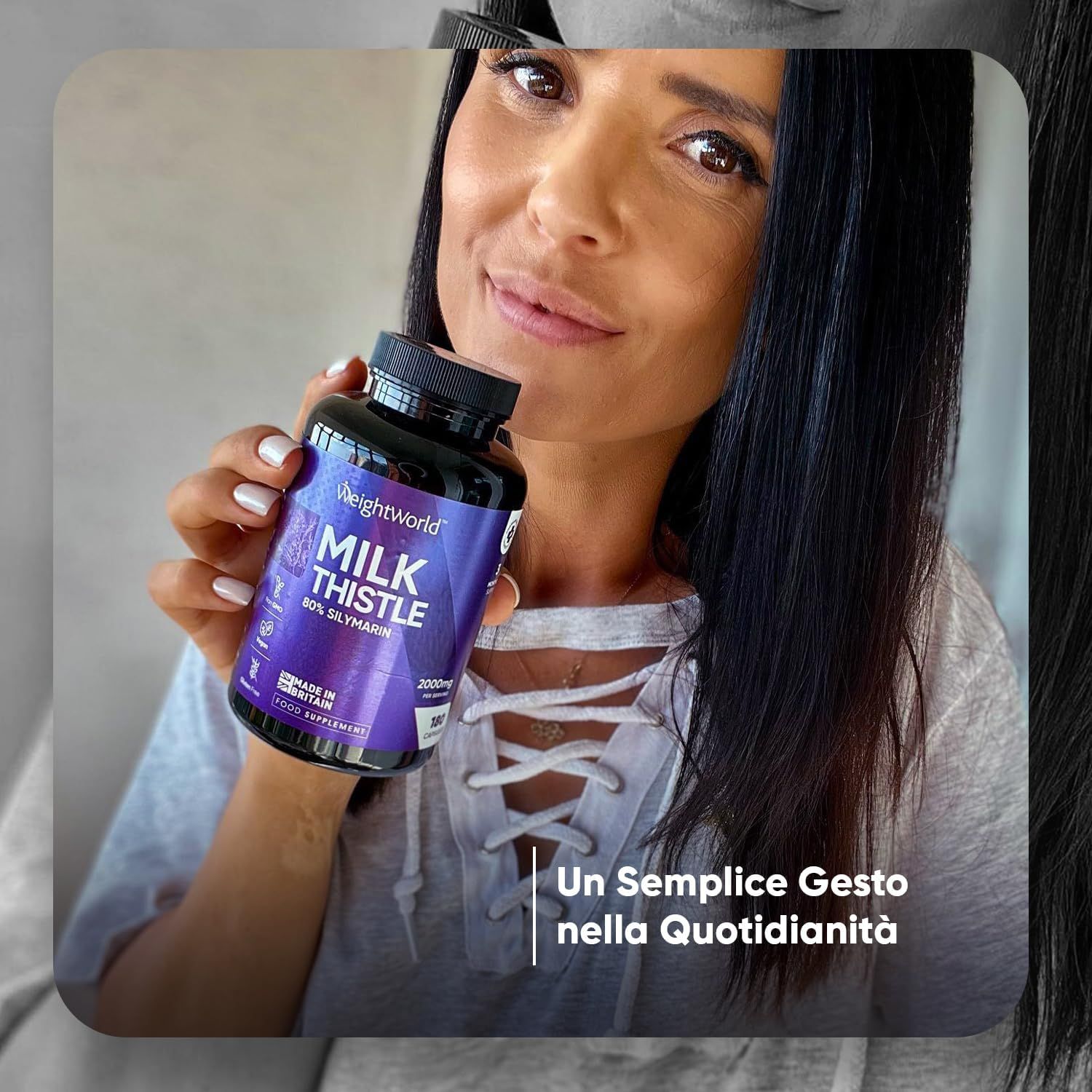 Una donna tiene in mano una bottiglia di cardo mariano. Testo: Un semplice gesto nella quotidianità.