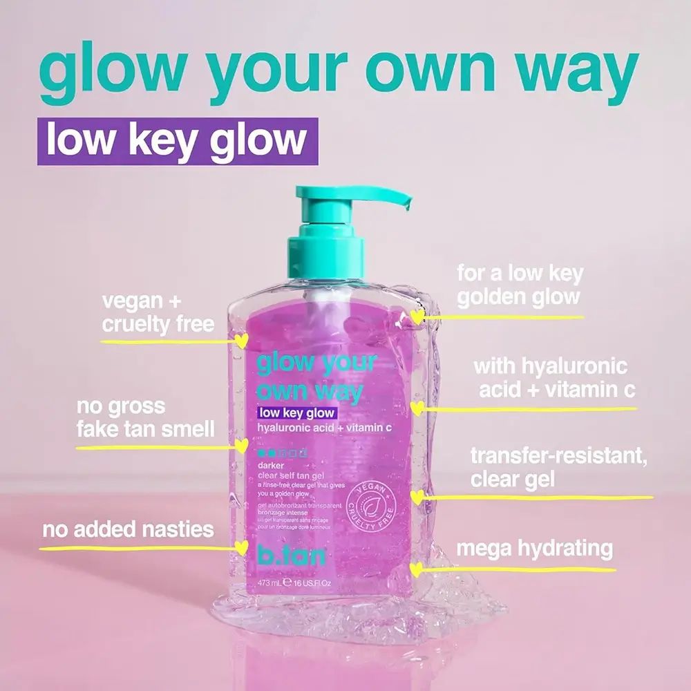 Flacone trasparente con liquido rosa e pompetta blu. Scritta: glow your own way low key glow. Vegano.