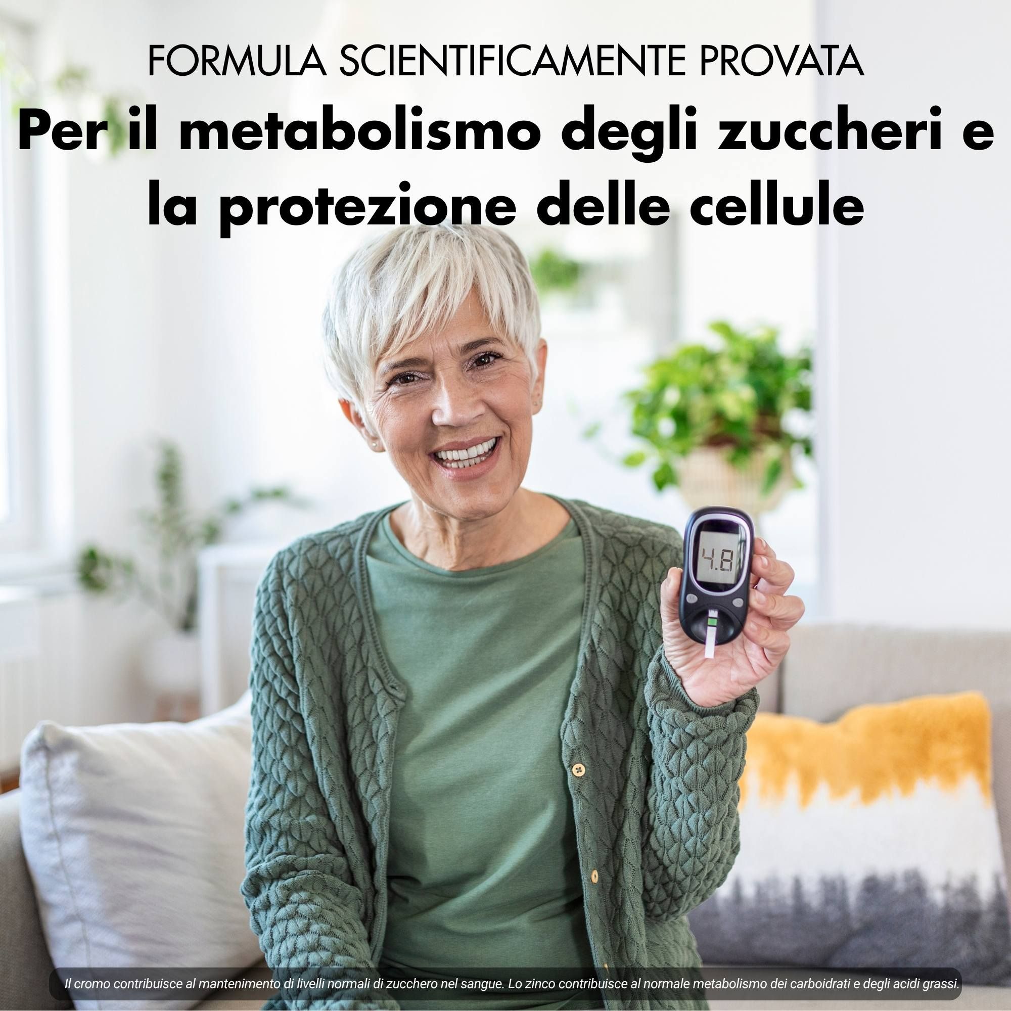 Donna anziana che tiene un glucometro. Sorride. Testo: Per il metabolismo degli zuccheri e la protezione delle cellule. Il cromo contribuisce alla glicemia.