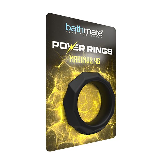 Confezione con anello nero. Scritta: Bathmate, Power Rings Maximus 45. Sfondo con effetti luce gialli.