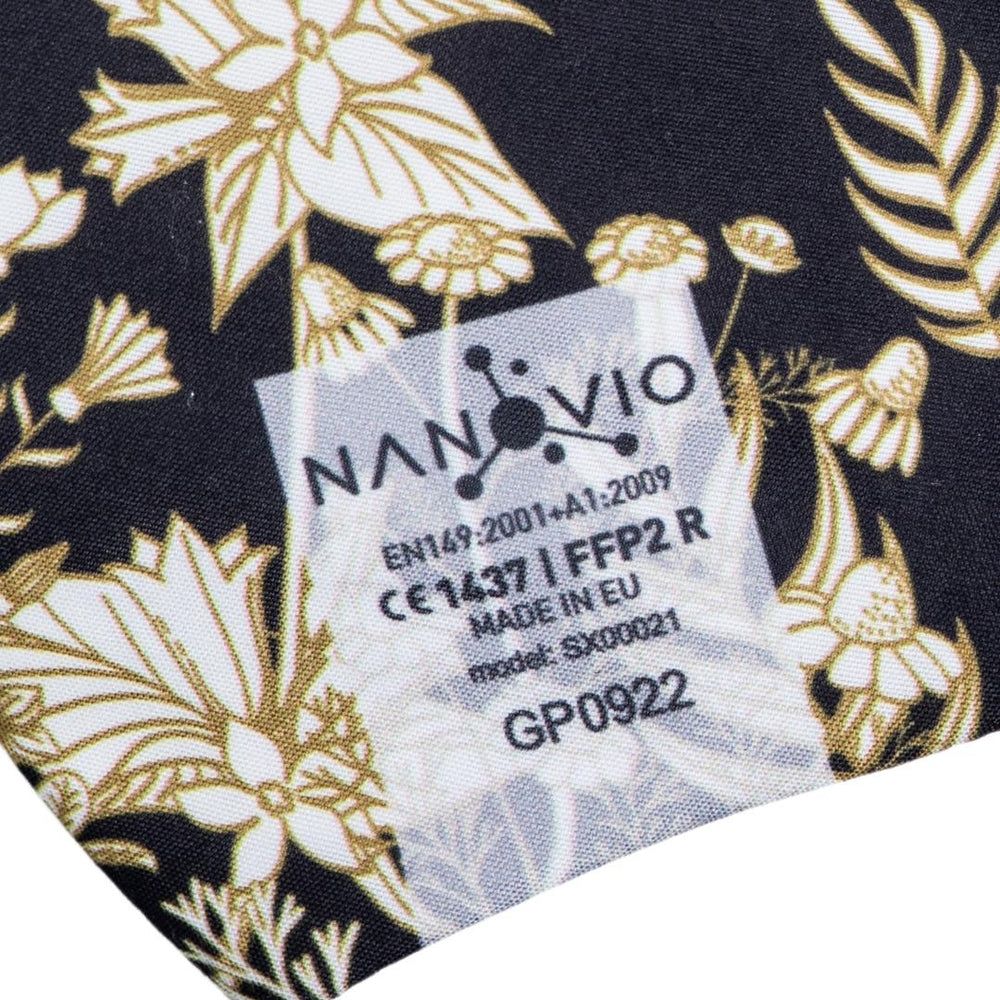 Maschera floreale con etichetta. Etichetta con "NANOVIO", certificazioni EN149:2001+A1:2009, FFP2 R, CE1437, Made in EU, modello SX00021, GP0922.