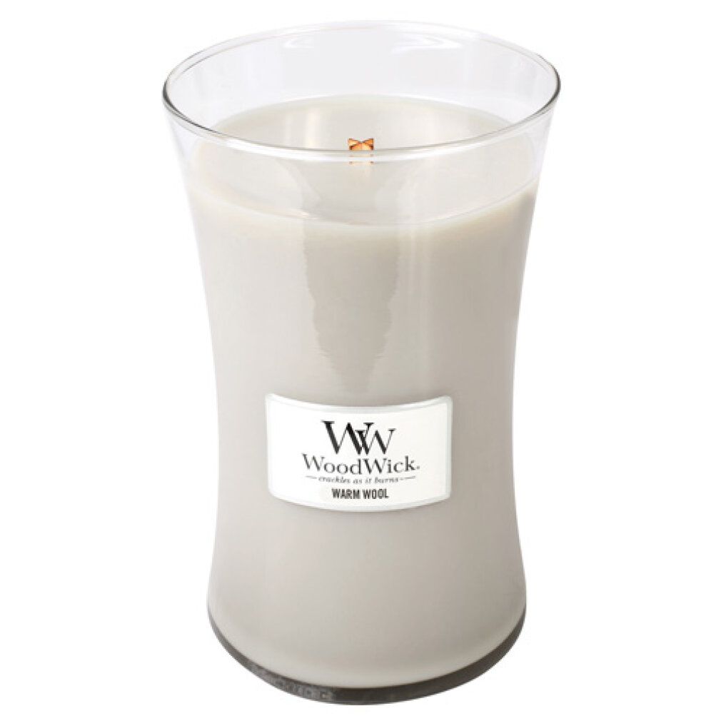 Candela in contenitore di vetro. Etichetta "Warm Wool" e logo. Candela grigia in vetro trasparente con stoppino in legno.