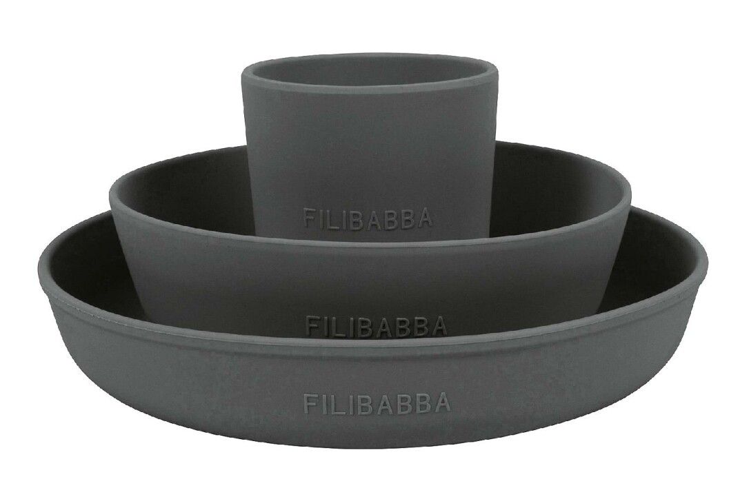 Set di stoviglie grigio scuro. Include tazza, ciotola e piatto. Logo FILIBABBA visibile su ogni pezzo.