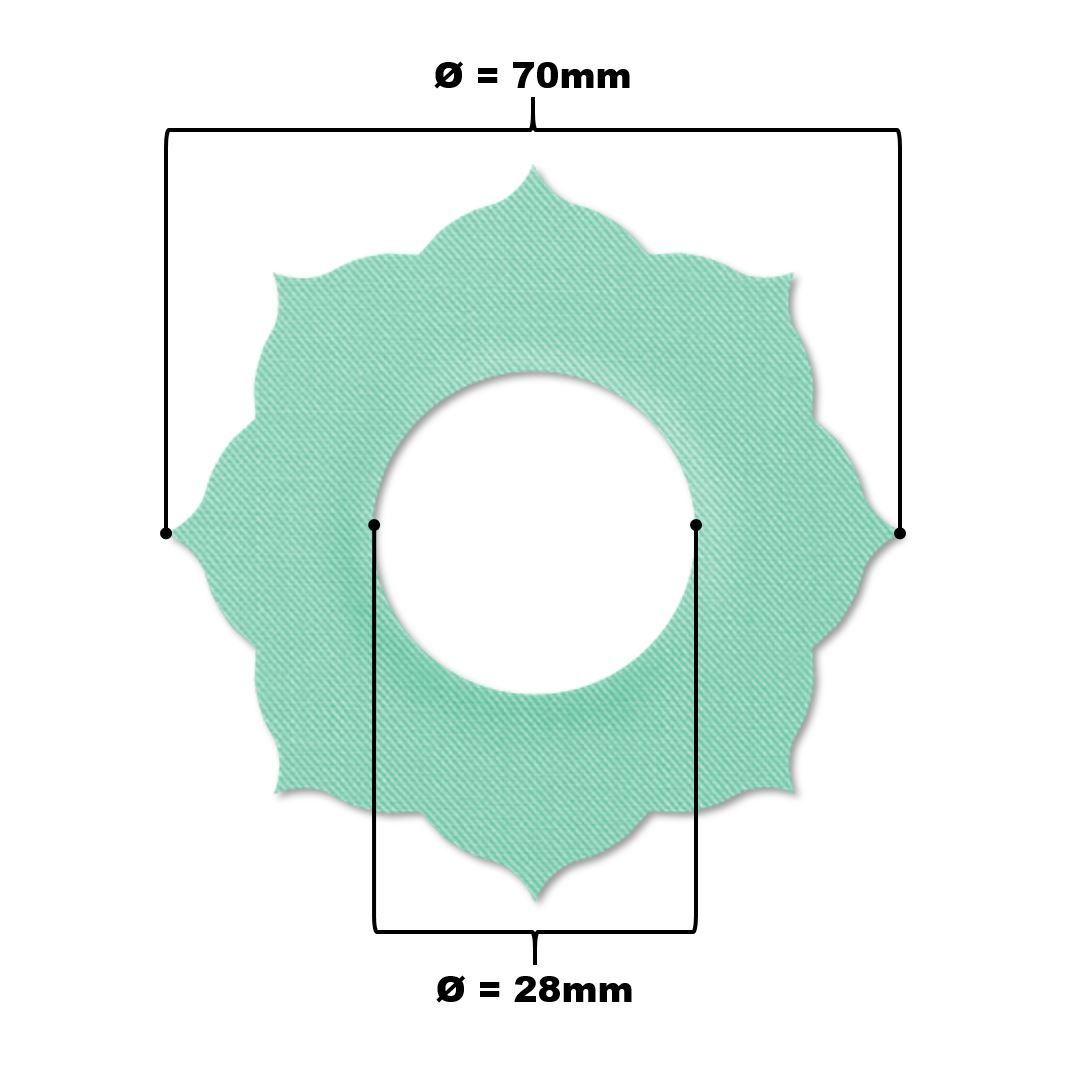 Anello verde chiaro a forma di fiore, foro centrale. Diametro 70mm, foro 28mm. Tessuto a trama.