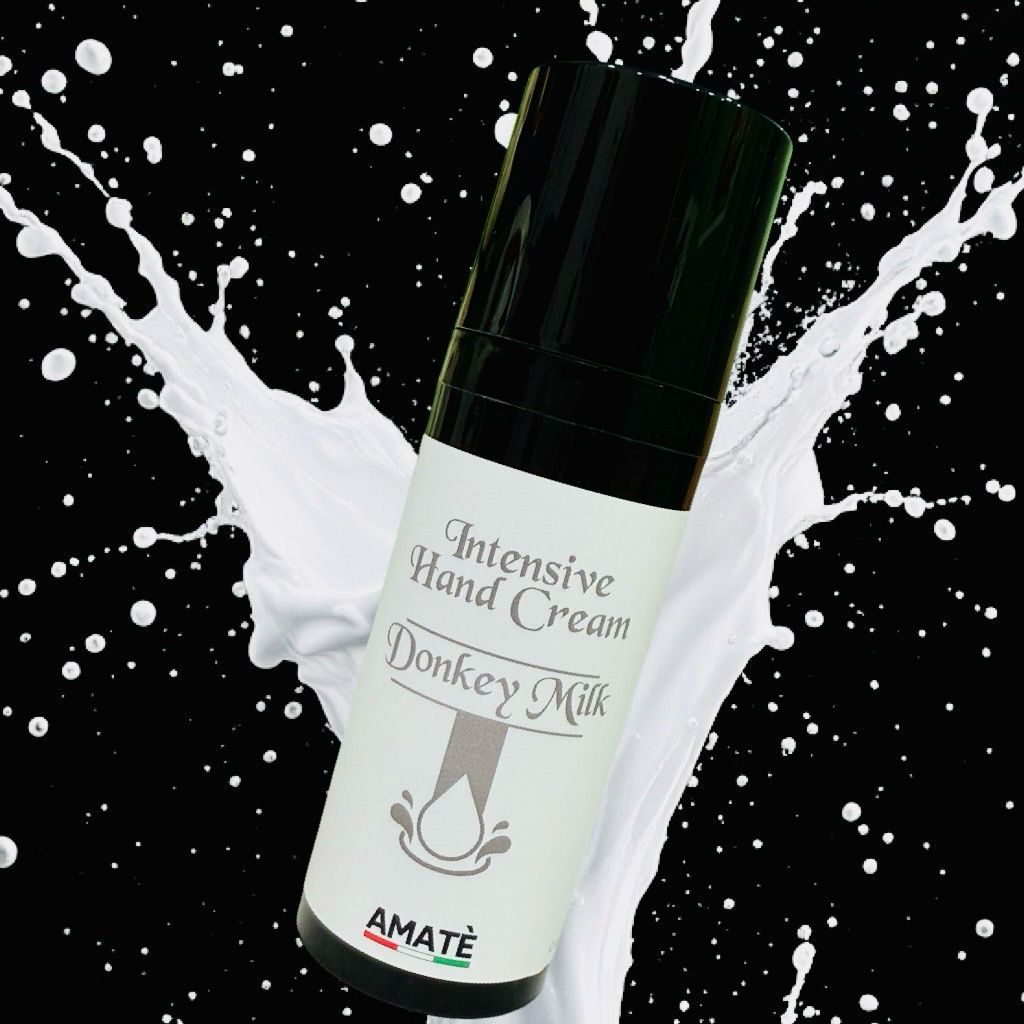 Flacone cilindrico nero e bianco. Scritta: "Intensive Hand Cream Donkey Milk". Marchio: AMATÈ, su spruzzi di latte.