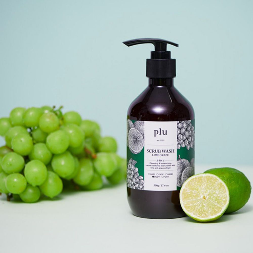 Flacone marrone con erogatore nero. Scritta: PLU Scrub Wash Lime Grape. Uva e lime accanto.