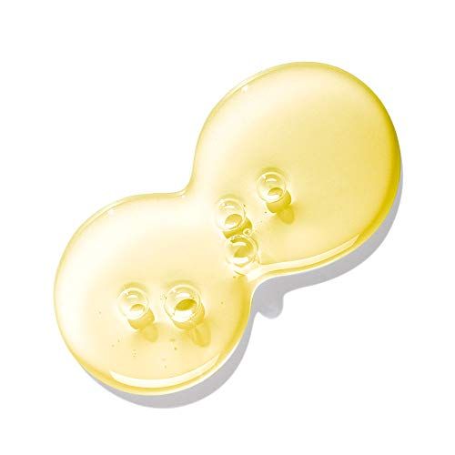 Liquido trasparente giallastro con bolle. Disposizione a forma di goccia, collegata. Su sfondo bianco.