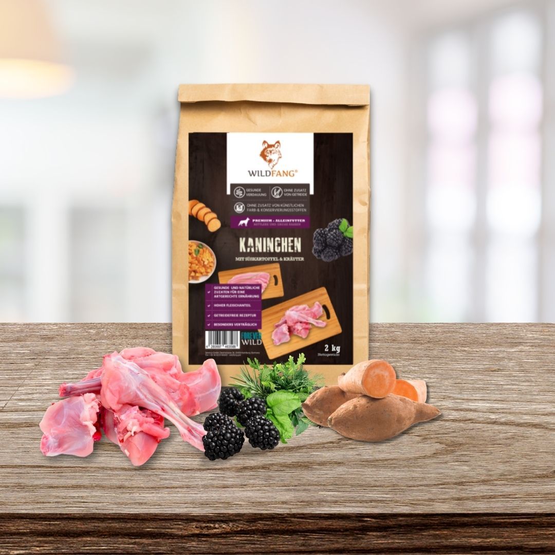 Sacchetto di cibo per cani. Testo: Coniglio, con patate dolci ed erbe. 2 kg. Coniglio, patate dolci, more ed erbe.