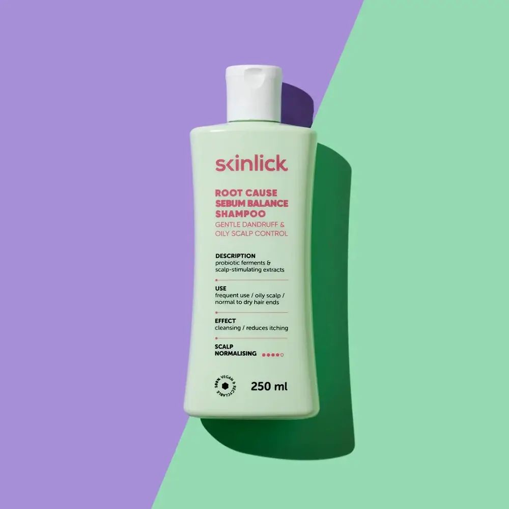 Flacone di shampoo verde con tappo bianco. Testo: SKINLICK, ROOT CAUSE SEBUM BALANCE SHAMPOO. 250 ml. Scritta: controllo delicato della forfora e del cuoio capelluto.