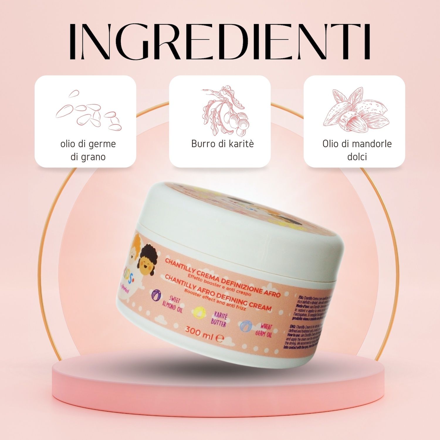 Prodotto con illustrazioni di ingredienti. Scritta: Chantilly Crema Definizione Afro. 300 ml. Ingredienti: Olio di germe di grano, Burro di karité, Olio di mandorle dolci.