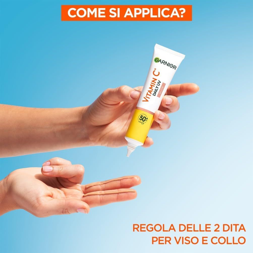 Mani che tengono un tubo. Testo: Come applicare. 2 dita per viso e collo. Garnier Vitamin C Daily UV Glow.