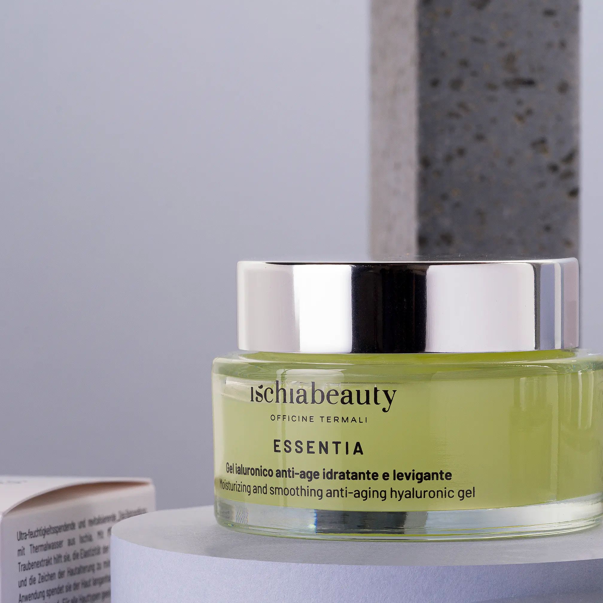 Vasetto di gel verde. Testo: ischiabeauty ESSENTIA.