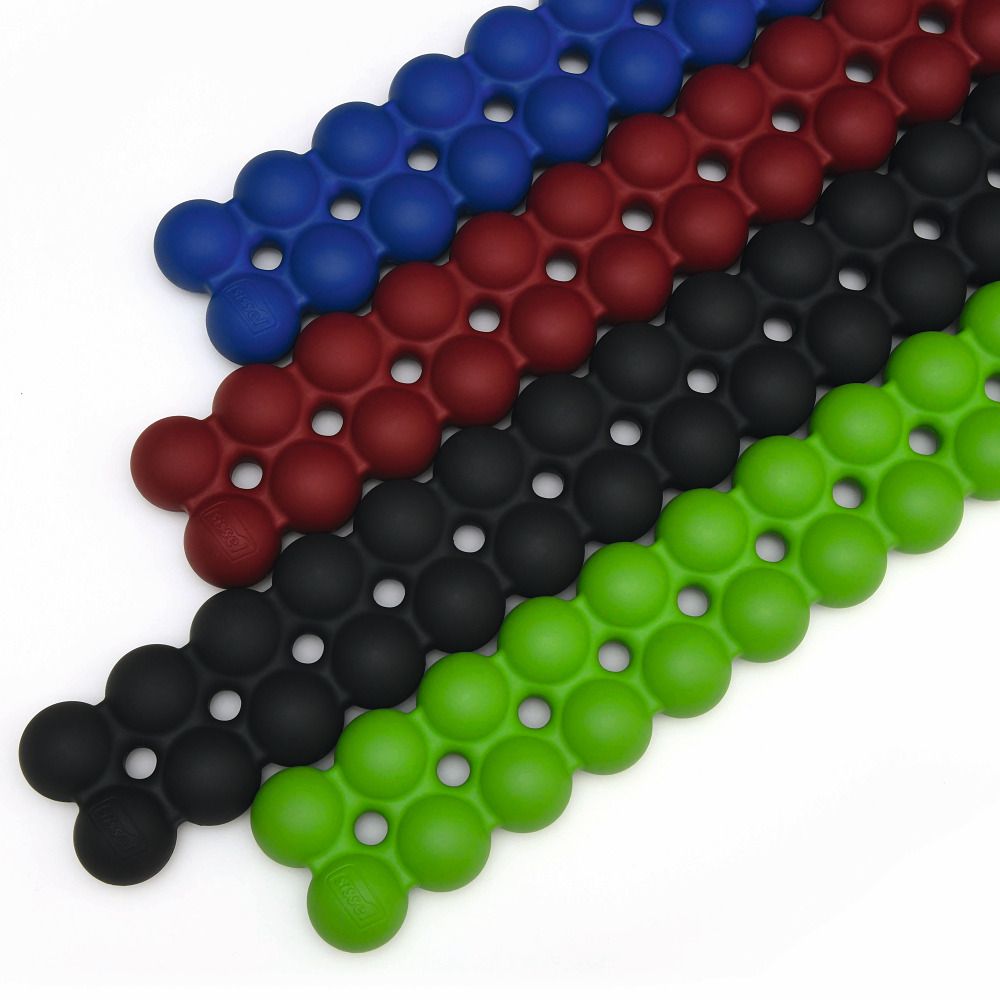 Spinefitter multicolore: blu, rosso, nero e verde. Sono composti da elementi rotondi disposti in file.