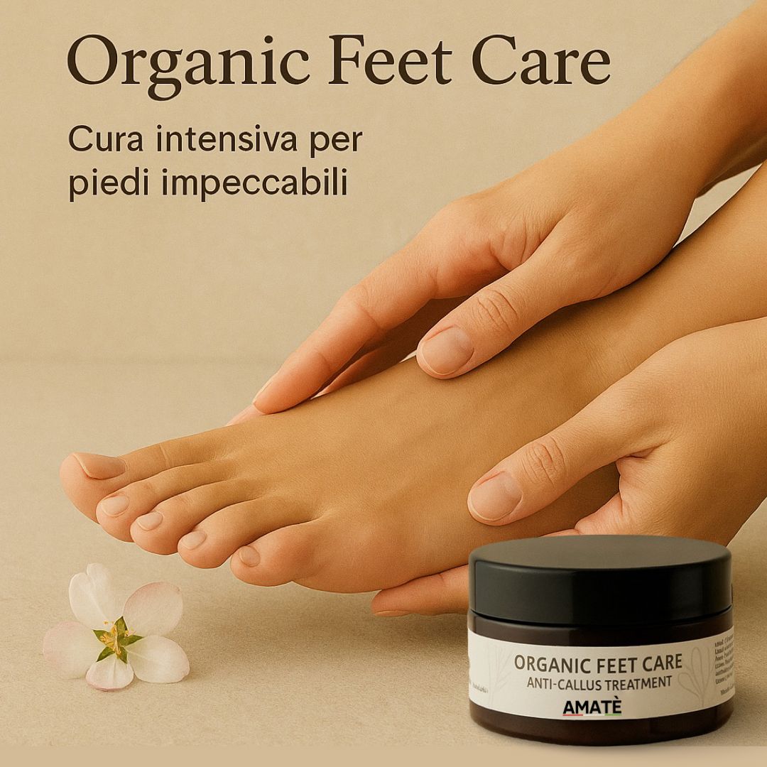 Vaso di crema marrone con coperchio nero. Scritta: Organic Feet Care, Anti-Callus Treatment, AMATÈ. Piedi e mani in primo piano.