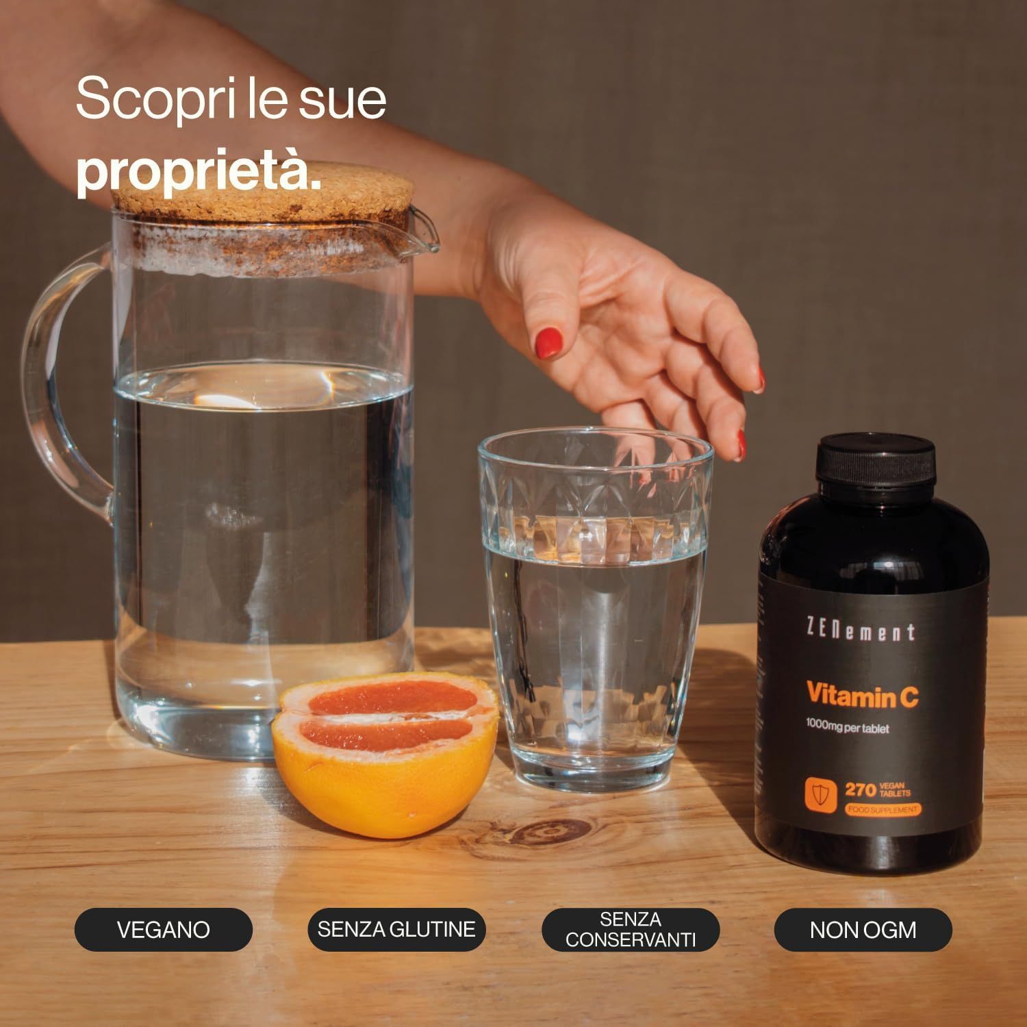 Bicchiere d'acqua, metà pompelmo, flacone di compresse di vitamina C Zenement. Vegano, senza glutine, senza conservanti, senza OGM.