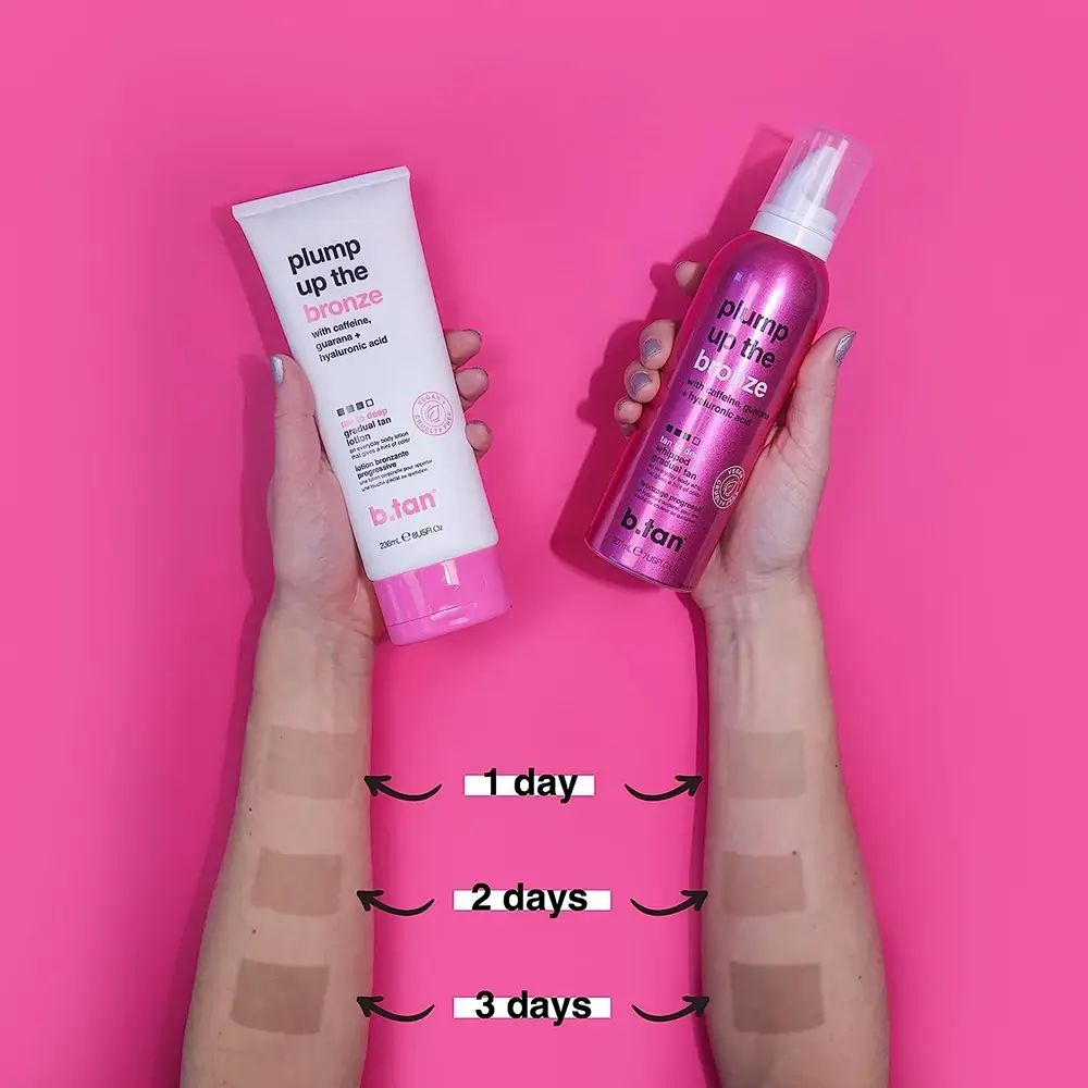 Due mani tengono prodotti. A sinistra: tubo. A destra: spray. Testo: Plump Up the Bronze. Braccia mostrano risultati abbronzatura dopo 1, 2, 3 giorni.