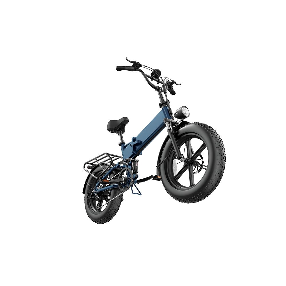 Bicicletta elettrica pieghevole, vista diagonale. Pneumatici neri, faro, sella. Design del telaio blu. Su sfondo bianco.