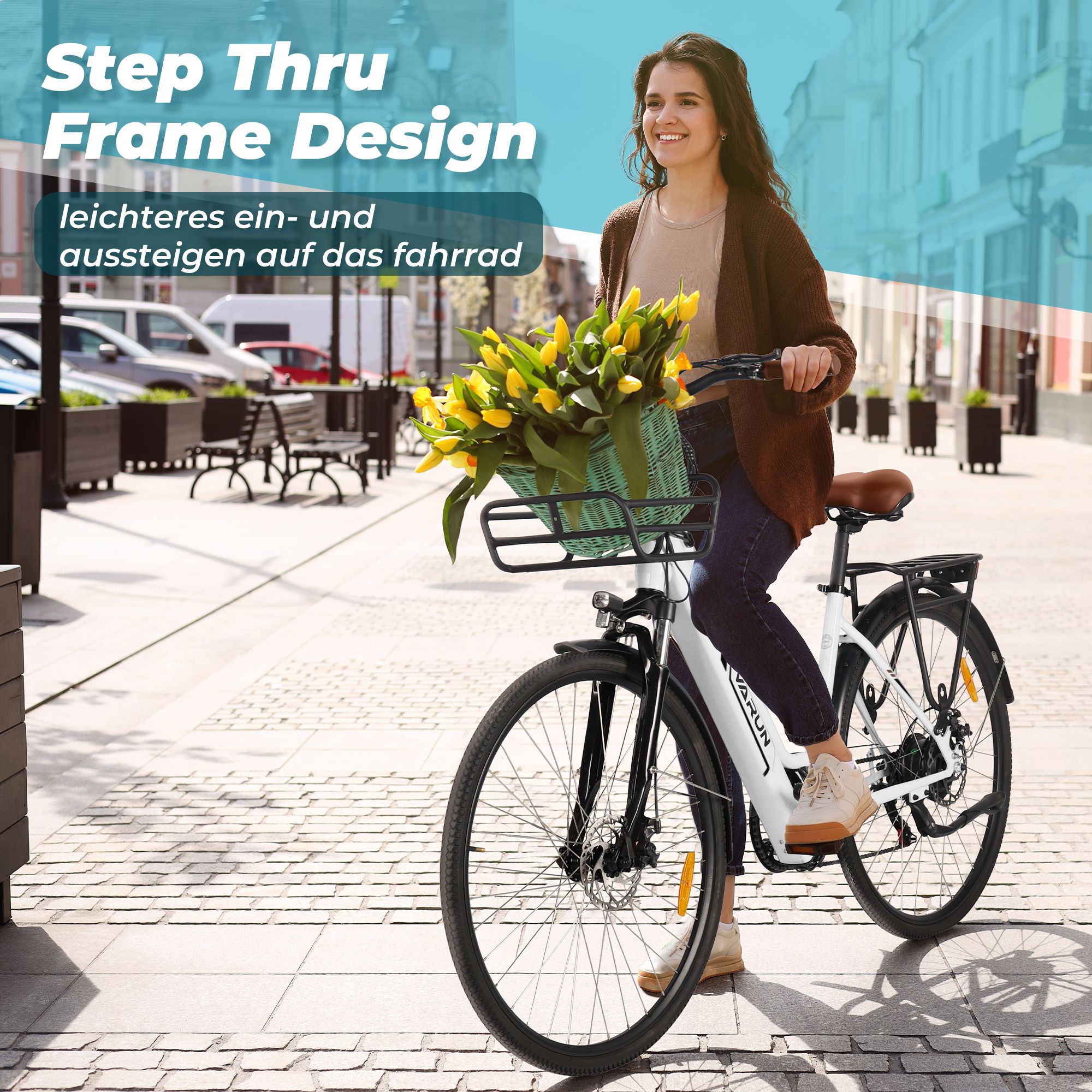 Donna in bicicletta elettrica con cestino. Fiori gialli nel cestino. Testo: Step Thru Frame Design, facile accesso.