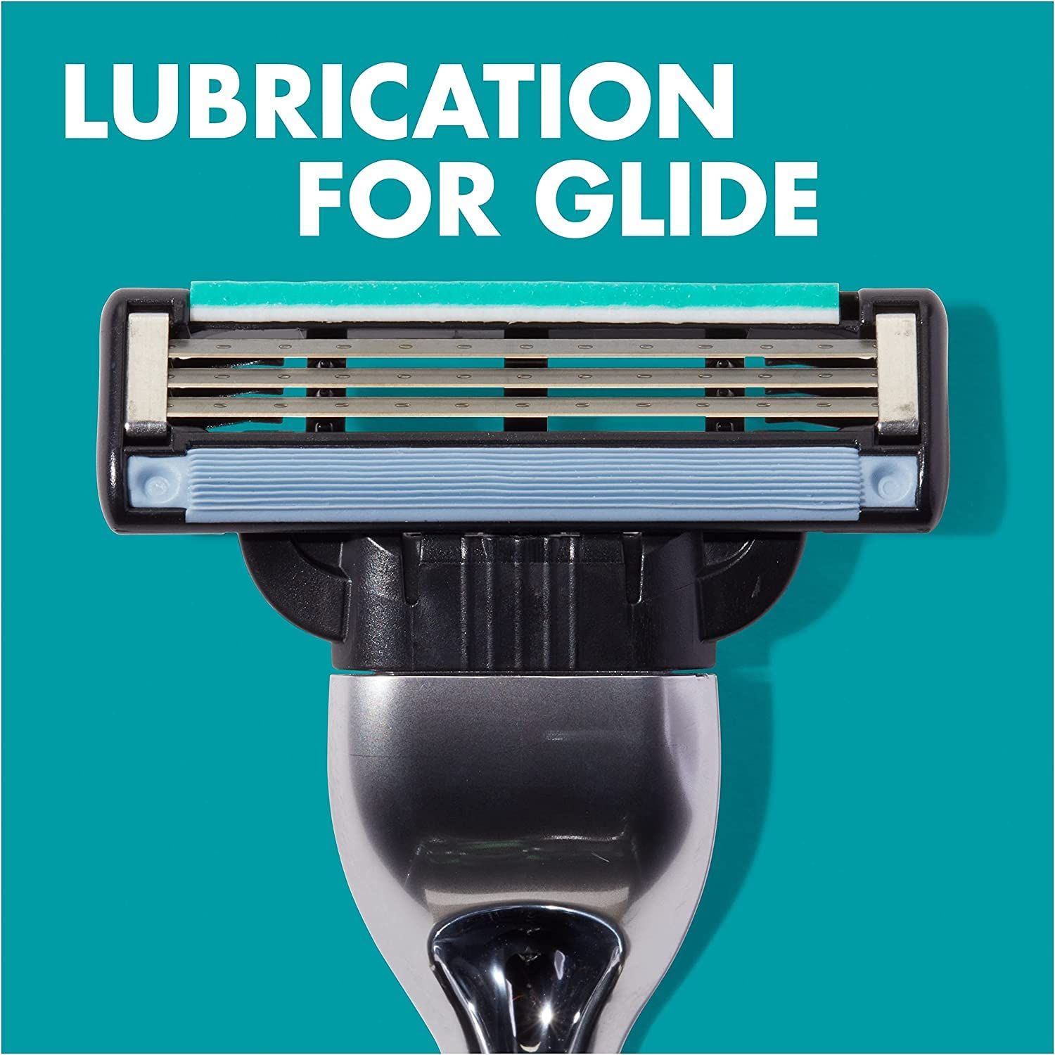 Primo piano della testina del rasoio. Tre lame, dettagli blu e verdi. Testo: Lubrication for Glide.