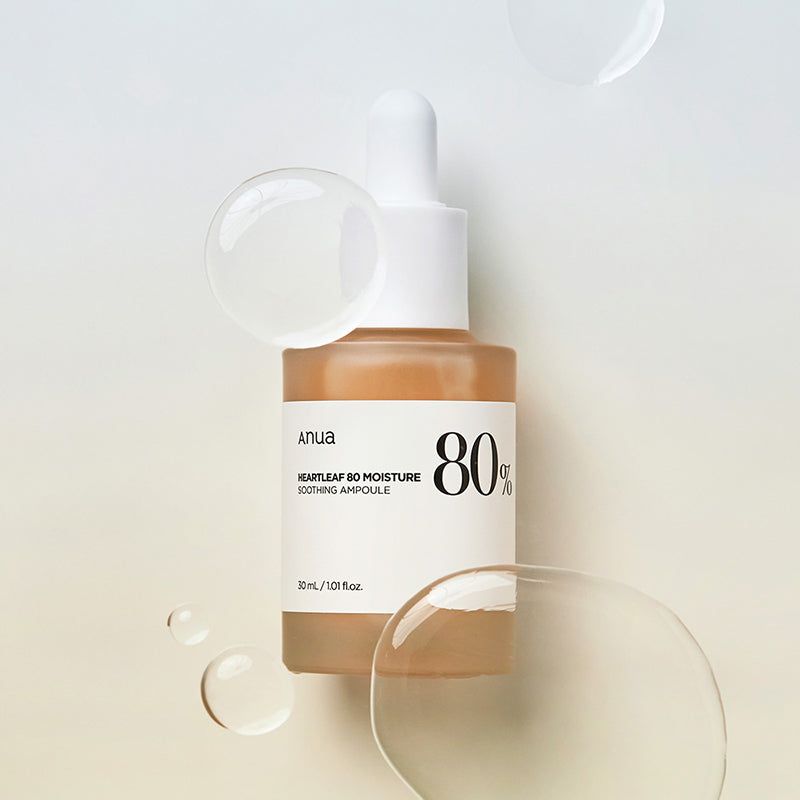 Bottiglia di vetro con siero e contagocce. Nome del prodotto e 80% visibili. Liquido trasparente.