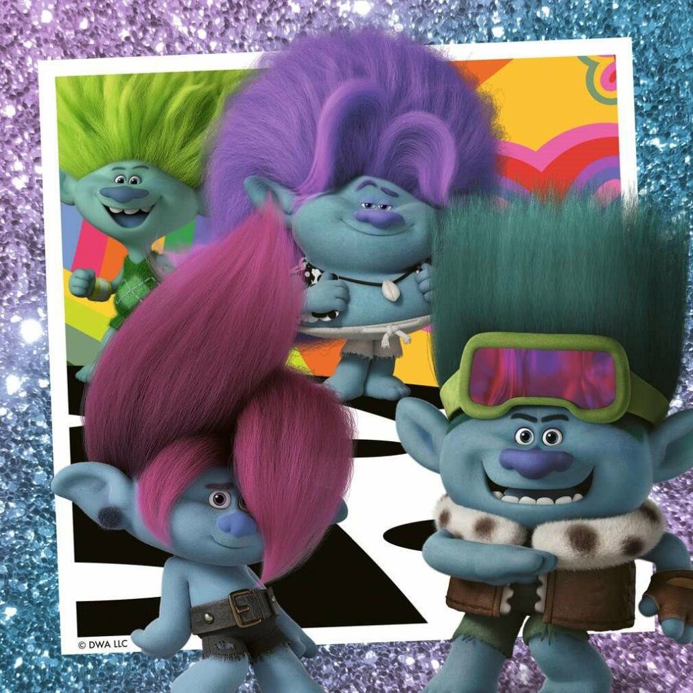 Quattro personaggi dei Trolls con capelli e vestiti colorati. Sono in piedi su uno sfondo con i colori dell'arcobaleno.