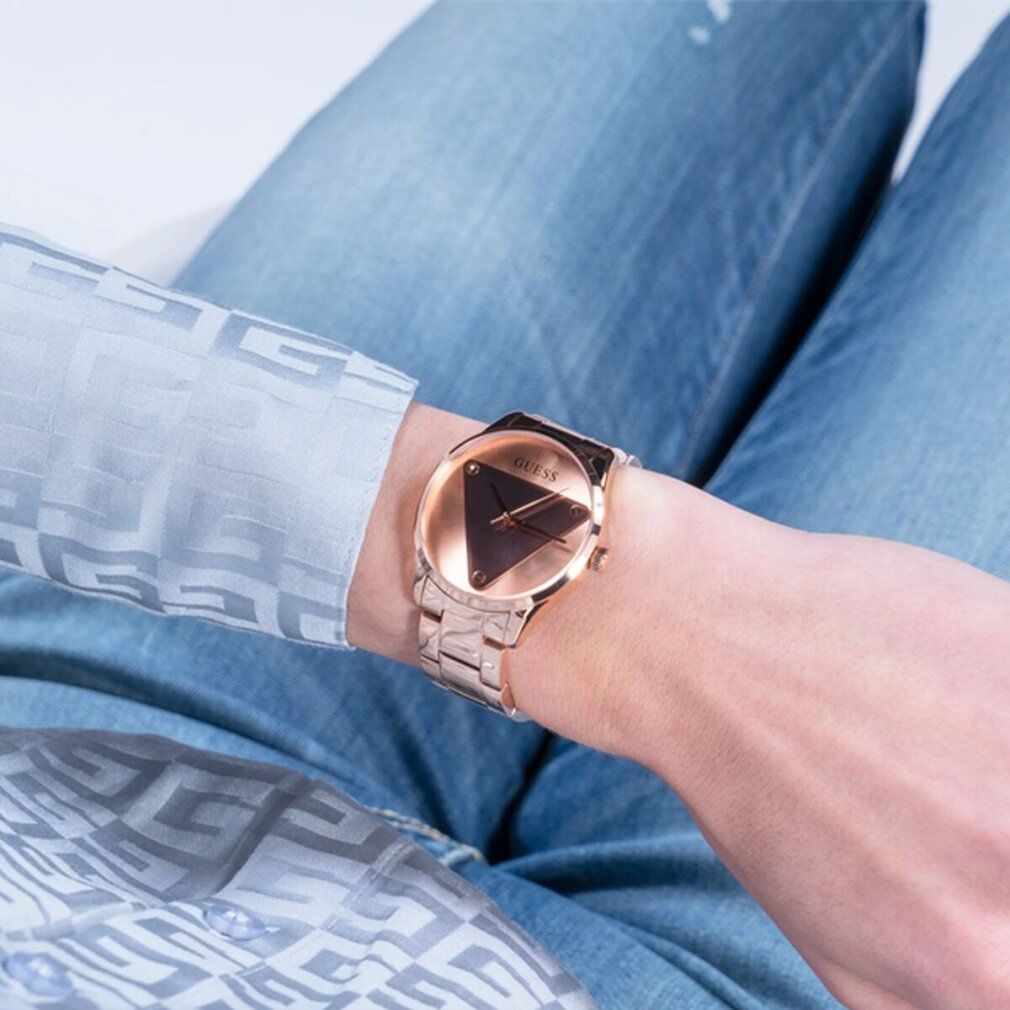 Orologio da donna in oro rosa con quadrante triangolare e lancette argentate.