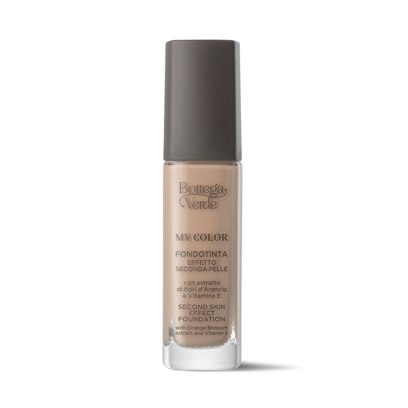Flacone di fondotinta beige con tappo marrone. Scritta: Bottega Verde, Fondotinta My Color, Second Skin Effect Foundation.
