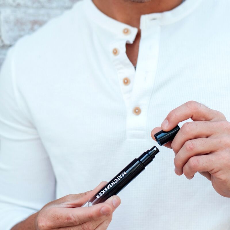 Uomo che apre una penna nera. Scritta: MATCHMAKER. Tappo nero. Camicia bianca con bottoni.