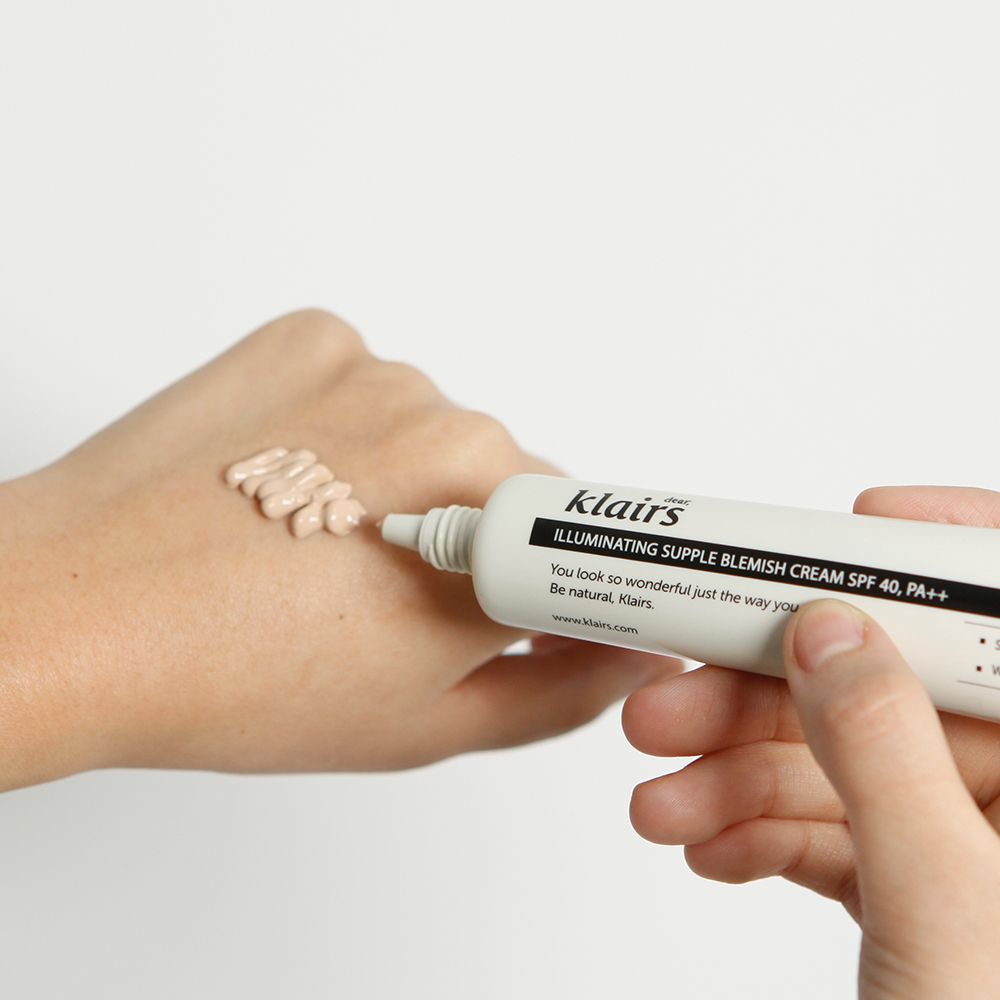 BB cream applicata da un tubetto su una mano.