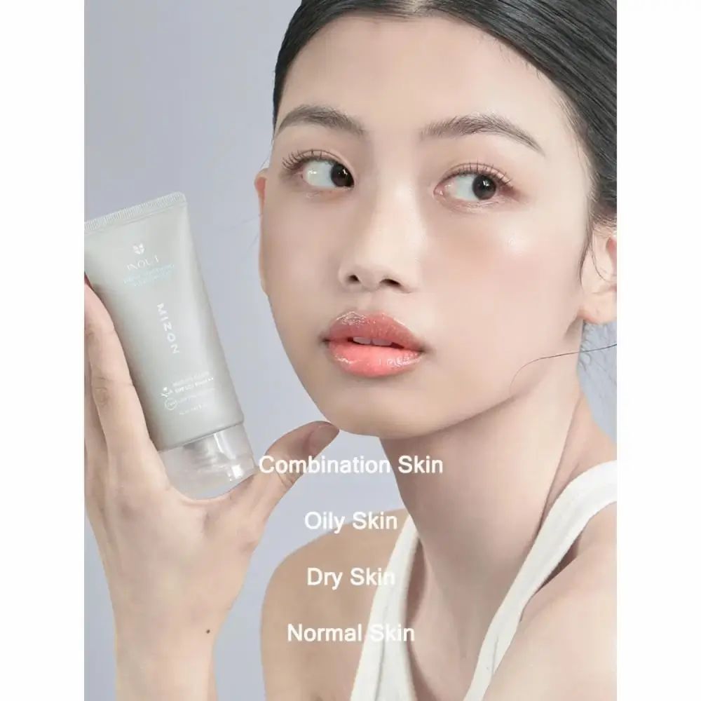 Donna tiene tubetto. Testo: Combination Skin, Oily Skin, Dry Skin, Normal Skin. Nome prodotto non visibile.