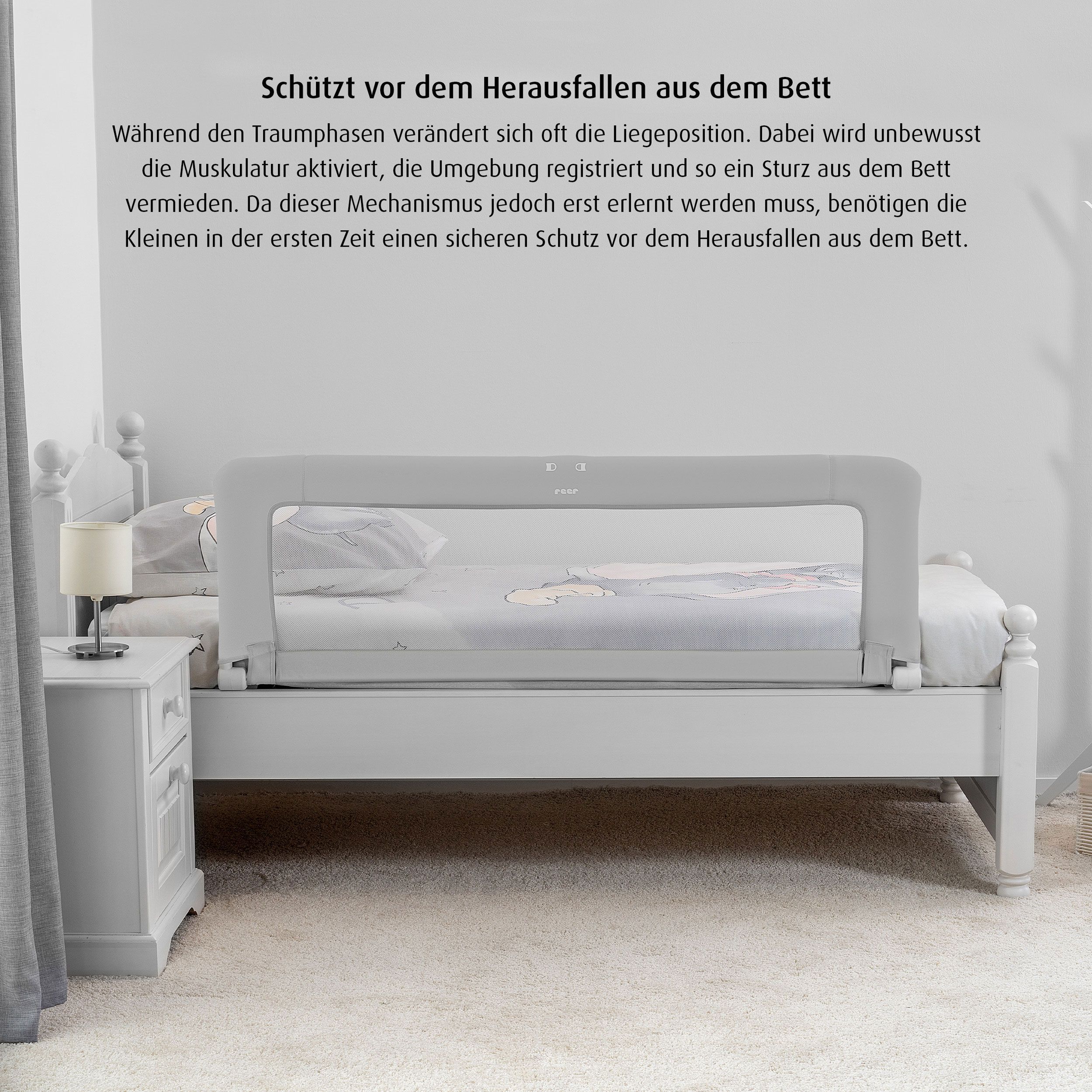 Barriera letto montata sul letto. Grigia con rete bianca. Marchio reer. Testo: Protegge dalle cadute.