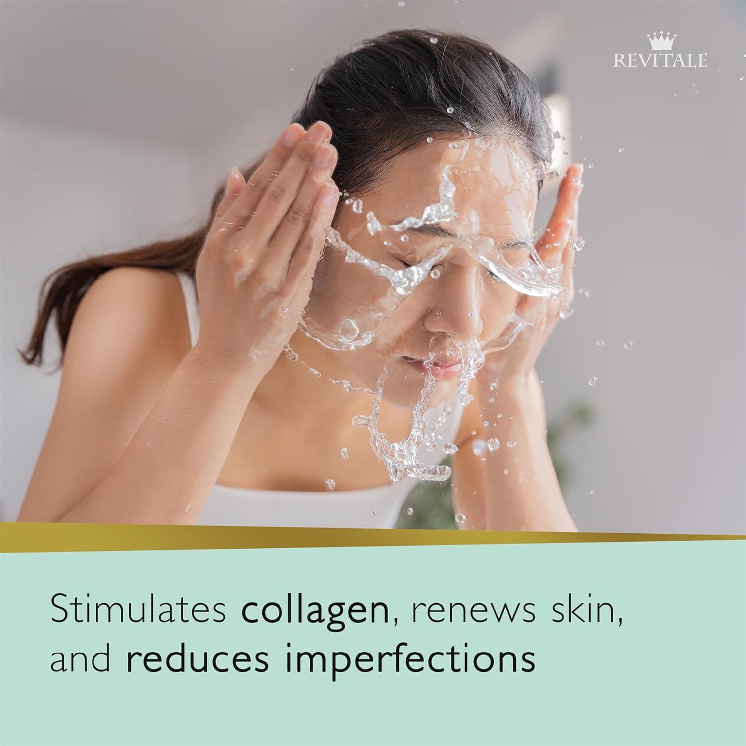 Donna che si lava il viso con acqua. Logo Revitale in alto a destra. Testo: Stimola il collagene, rinnova la pelle e riduce le imperfezioni.