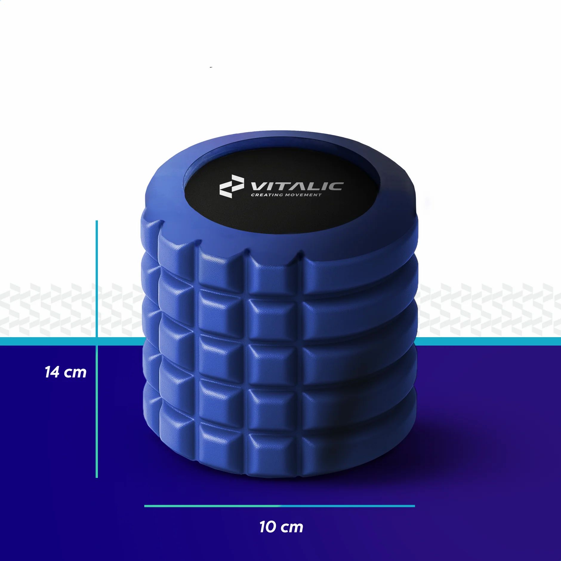 Mini rullo massaggiante blu. Superficie quadrata, logo VITALIC. 14 cm altezza, 10 cm larghezza.