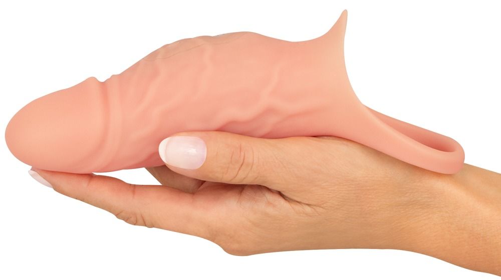 Manicotto fallico color carne con anello per testicoli. Tenuto in una mano. Formato per l'allungamento del pene.