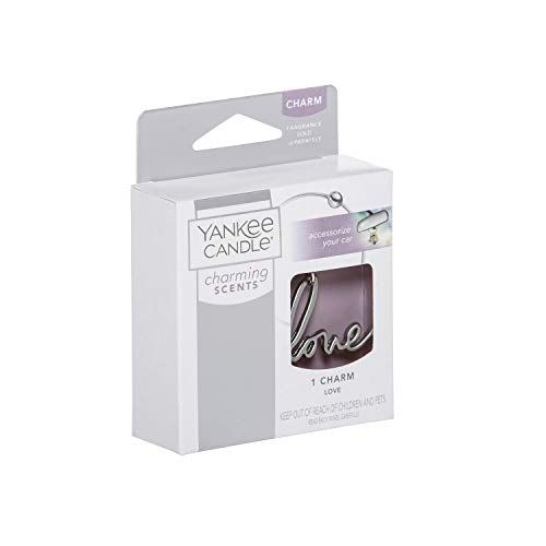 Confezione Charm profumato. Il ciondolo argentato reca la scritta "love". La confezione mostra il marchio Yankee Candle e il testo "charming scents".