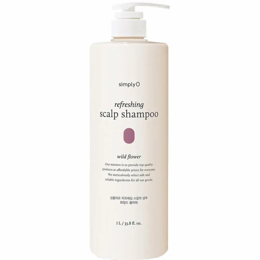 Flacone di shampoo beige con dosatore. Scritta: "simplyO refreshing scalp shampoo wild flower". Volume: 1L/33.8 fl. oz.