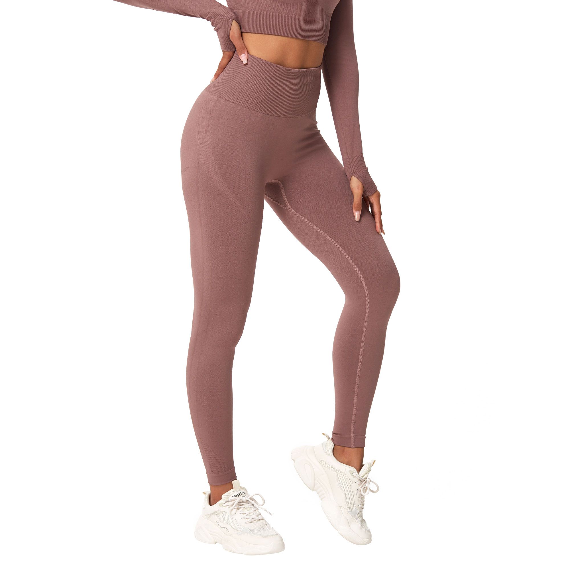 Leggings aderenti a vita alta color malva con fori per i pollici e scarpe bianche.