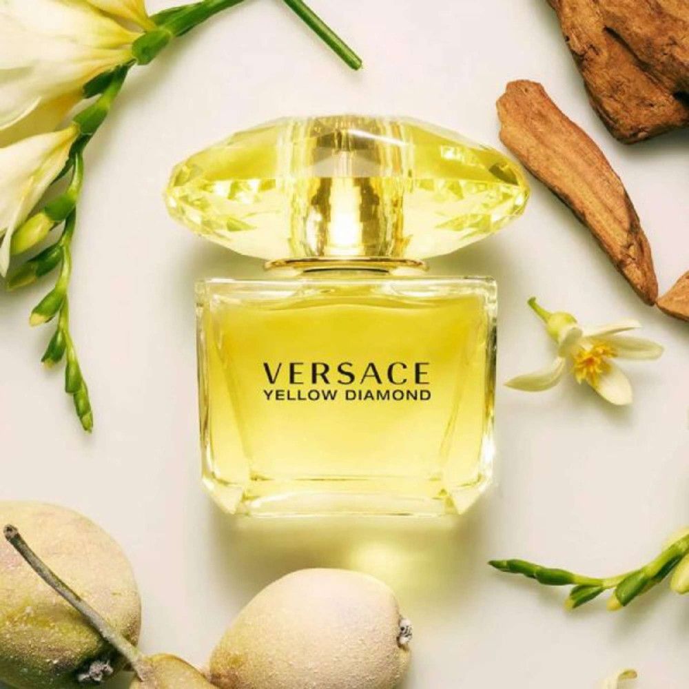 Flacone di profumo giallo Versace Yellow Diamond. Tappo giallo. Scritta Versace.