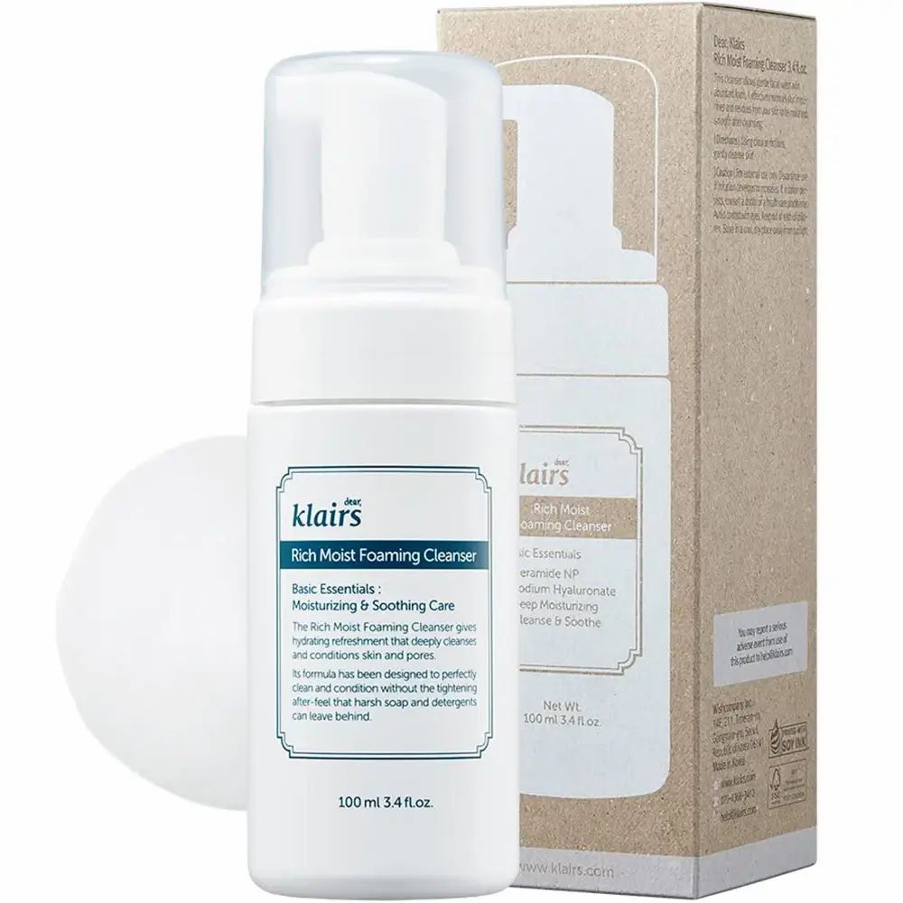 Flacone bianco Klairs Rich Moist Foaming Cleanser e confezione. Etichetta blu con testo. Tappo trasparente. Scritta: 100 ml 3,4 fl.oz.