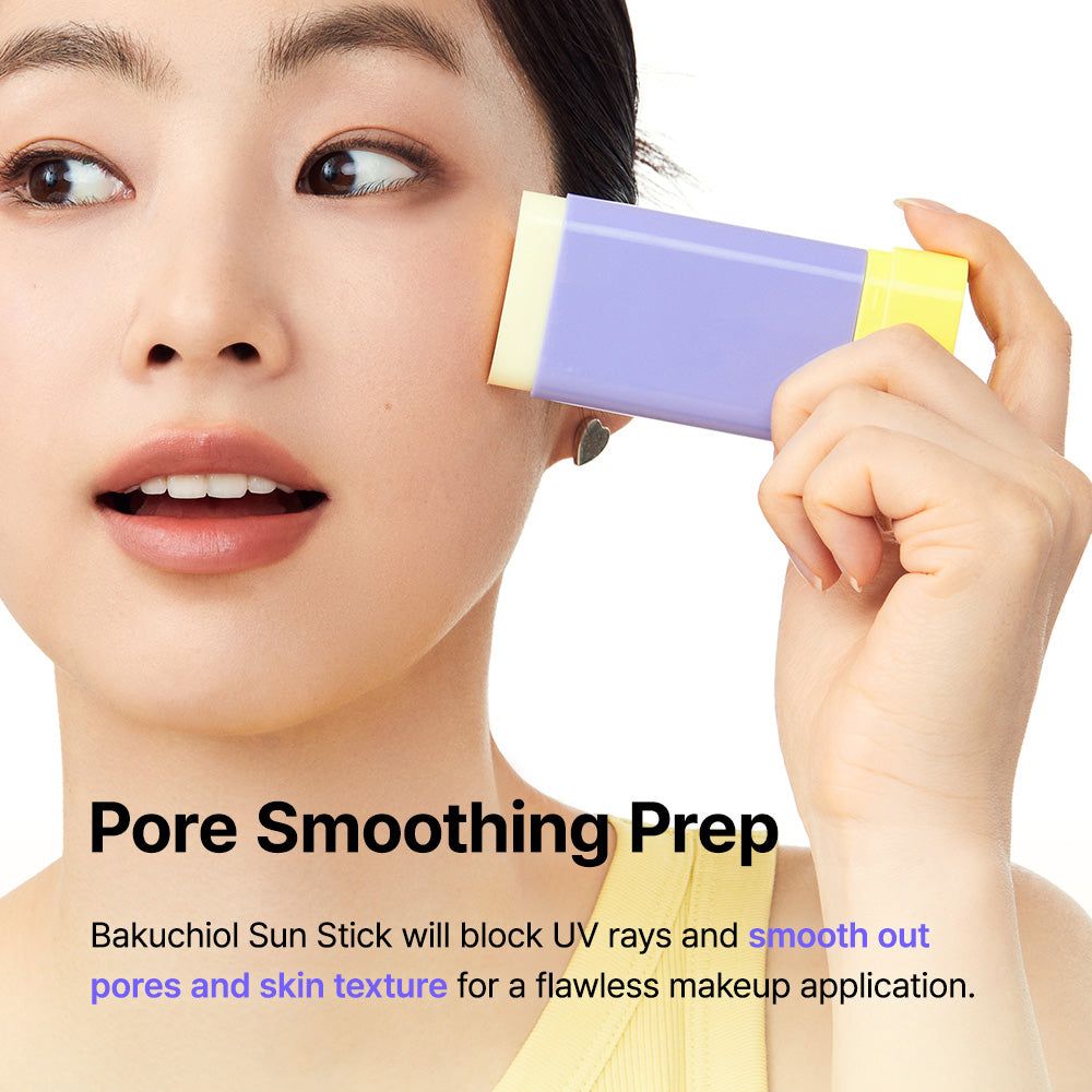 Donna usa uno stick solare viola e giallo. Testo: Pore Smoothing Prep. Bakuchiol Sun Stick blocca i raggi UV e leviga i pori.