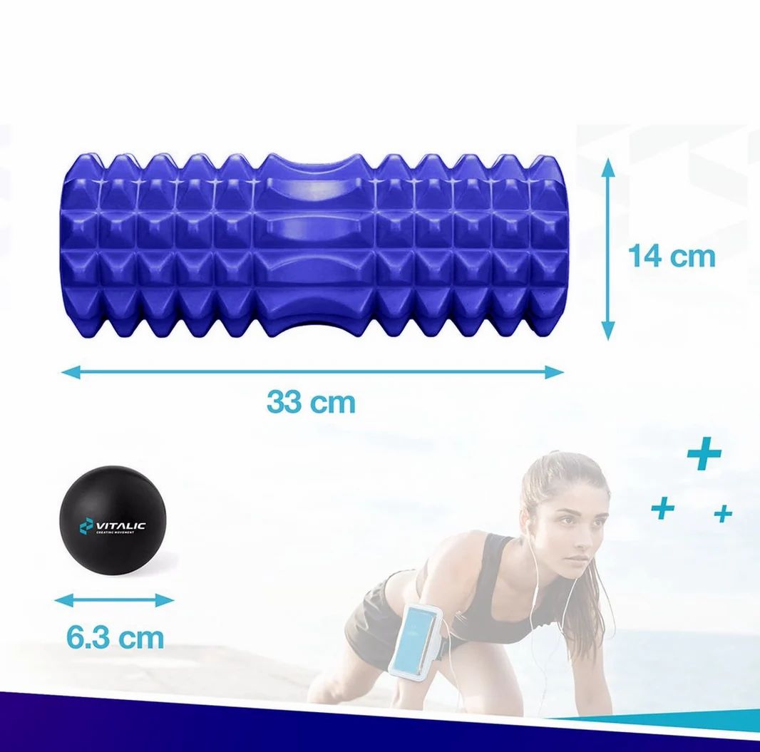 Rullo massaggio blu, 33 cm, diametro 14 cm. Sfera nera, 6,3 cm. Donna che si allena.