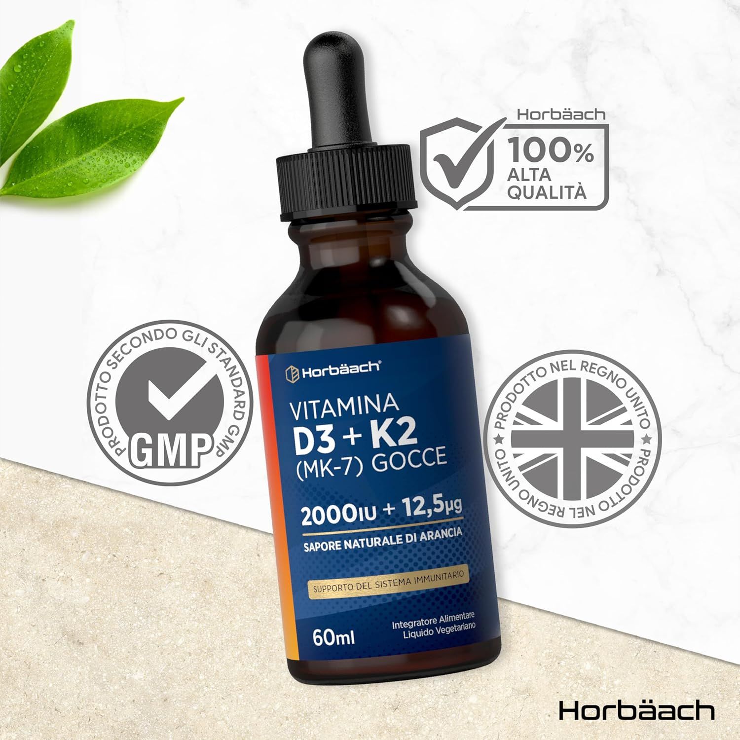 Flacone di vetro marrone con contagocce. Scritta: Vitamina D3+K2 gocce. 2000iu + 12,5µg. 60ml. Standard GMP. 100% alta qualità. Prodotto nel Regno Unito.