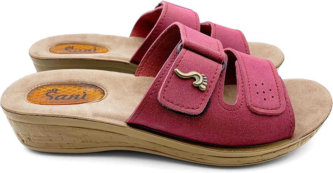Sandali rossi con doppi cinturini in velcro. Marchio Sani. Suola beige. Dettaglio impronta.