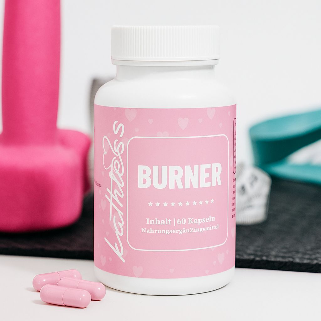 Flacone bianco con etichetta rosa e capsule accanto. Scritta: BURNER, logo Kathless. Utensili sportivi sullo sfondo.