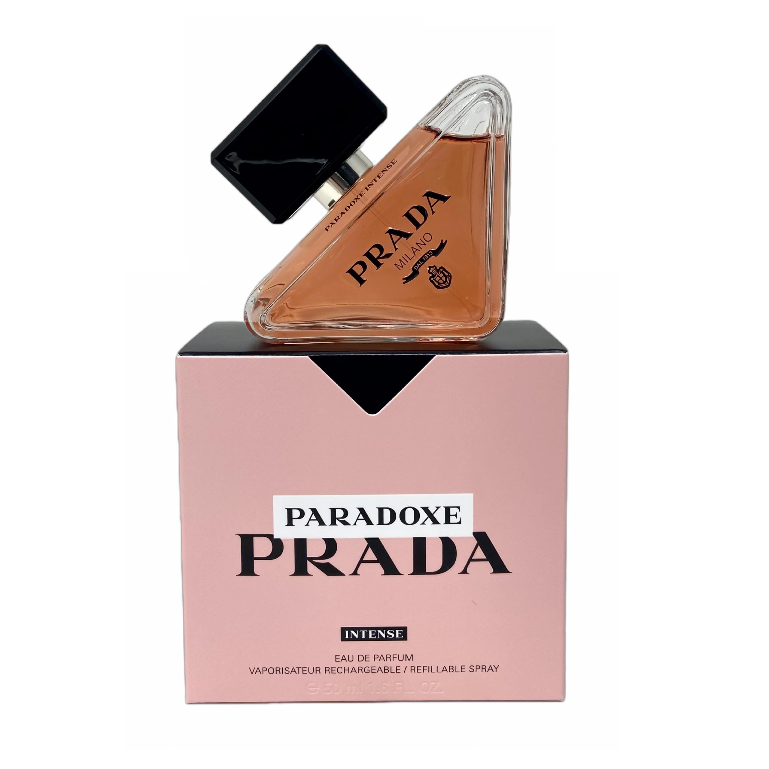 Flacone di profumo e confezione. Flacone con tappo nero, liquido rosa. Confezione rosa con testo nero.