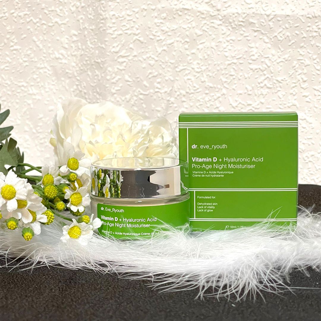 Vasetto di crema con etichetta verde e confezione. Scritta: Vitamin D + Hyaluronic acid Pro-Age Night Moisturiser.